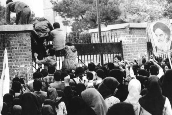Iran hostage crisis, studnets climbing US embassy wall, photo